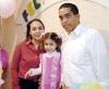 08122006 
Jéssica Fernanda Mata acompañada de sus papás, Fernando y Rosario Mata, el día que celebró su cumpleaños.