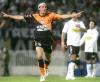 También se escucharon gritos al ritmo de 'Tuzoz, Tuzos', cuando

los campeones comenzaron a dar la vuelta olímpica en el maltratado

césped del Estado Nacional.