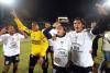 Entre gritos, comenzaron a repartirse y a colocarse las

camisetas color blanco con el lema 'Campeones 2006 Sudamericana' y el

escudo del Pachuca, como para que no quedara duda de que el club

mexicano había hecho la proeza.