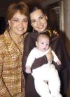 12122006
Paty Garza de Arizpe acompañada de su hija Brenda y nieto Pablo.