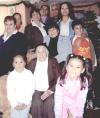 19122006
Con motivo de su cumpleaños, la señora Guadalupe Dimas Dávila fue festejada por su familia con una agradable reunión, en la que recibió sinceras felicitaciones.