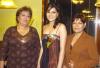 19122006
Martha Barajas González junto a su futura suegra y su mamá, en la despedida de soltera que le ofrecieron en días pasados.