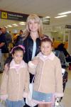 17122006 
Sandra de López y las pequeñas Betsy y Lesly viajaron al DF.
