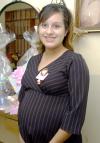 17122006
Gabriela Campos Carrete, en la fiesta de regalos que le ofrecieron para el primer bebè que espera.