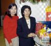 17122006
La señora Yolanda disfrutó d euna fiesta de cumpleaños en compañía de su hija Adriana López.
