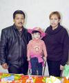 1712200 6 
La pequeña Paola Cano junto a sus papás, Brenda Camacho y Salvador Cano.