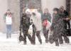 La tormenta llegó a Colorado desde Nuevo México, donde las vías alrededor del estado seguían saturadas de nieves y de hielo. Muchas escuelas abrieron tarde o permanecieron cerradas.