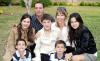 24122006 
María Isabel Teele con sus hijos Eduardo, Alejandro, Isabel y Walter.