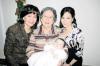 Cuatro generaciones: Elisa Estrada de Corrales, María Elisa Corrales de Viesca, Ana Elisa Viesca de Fernández y Regina Fernández Viesca.