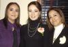 26122006
Daniela Castellanos Macías junto a Luly Castellanos y Carmelita de Quiñones, anfitrionas de su despedida.
