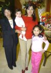 04012007
La señora Yolanda Ciceña de López celebró su cumpleaños, acompañada de su hija Adriana López de Gurrola y de sus nietas Karen y Michelle Gurrola López.