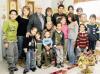 EL festejado junto a su esposa Angélica González de Flores y sus hijos César Gerardo Flores González y Alejandra Santos Coy de Flores, Janeth Flores de Ochoa y Javier Ochoa, Jesús E. Flores González y Ángeles Bustamante de Flores, Laura Flores de Ramírez y Leopoldo Ramírez Garza, Juan Manuel Flores González y Lucy Duarte de Flores, Rafael Flores y Sofía Ortíz.