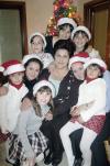 07012007 
Señora Conchita Arias de Anzures con sus nietas Andrea, María José, Ana Lucía, Ana Claudia, Rosarín, Esther, Ángela y Valeria.
