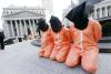 Medio centenar de activistas de AI y miembros del grupo teatral Terra Nova, vestidos de color naranja,  se concentraron ante la Embajada estadounidense en Copenhague.