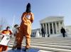 Y en Londres veinte manifestantes se congregaron frente a la representación diplomática estadounidense vestidos con los “overoles” color naranja que usan los prisioneros de Guantánamo, esposados y con la boca cubierta.