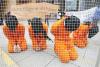 Y en Londres veinte manifestantes se congregaron frente a la representación diplomática estadounidense vestidos con los “overoles” color naranja que usan los prisioneros de Guantánamo, esposados y con la boca cubierta.