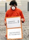 En Madrid, la organización humanitaria Amnistía Internacional entregó 150 mil firmas a la embajada de EU para pedir el cierre de Guantánamo.