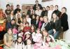 06012007 
 La familia Treviño Valdés con sus hijis, nietos y hermanos, durante su cena navideña