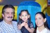 06012007 
 María Angélica Barrera Paredes con sus padres Jesús Barrera Flores y Lorena Paredes de Barrera