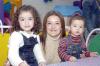 14012007 
Nadia Simental de Acosta con sus hijos Regina y Eduardo.
