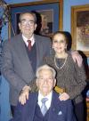 14012007 
Don Homero del Bosque Villarreal con su hija Estelita y su yerno Aureliano Gallegos Salcido.