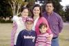 14012007 
Ingrid V. de Soto y Roberto Soto con sus hijos Alicia, Roberto y Marcela.