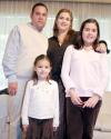 14012007 
Roberto Enríquez con su esposa Blanca y sus hijos Pamela, Roberto y Mauricio.