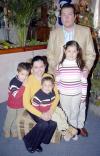14012007 
Roberto Enríquez con su esposa Blanca y sus hijos Pamela, Roberto y Mauricio.
