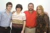23012007
Adriana Murra de Bello, con su esposo Kenneth Bello y sus hijos Brenda y Kenneth Bello Murra.