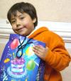 25012007
Diego Gómez Cortez fue festejado con una alegre piñata, al cumplir siete años.