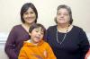 26012007 
Diego Gómez Cortez junto a su mamá, Mary Carmen Cortez de Gómez y su abuelita, Juanita Cortez , el día que festejó su cumpleaños.