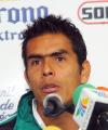 Guzmán enfatizó que Santos Laguna es un enfermo en terapia intensiva, y agradeció la oportunidad que se le ha dado para ser el doctor que con base a sus conocimientos buscará salvarlo. “Es molesto que cuando finalmente cae el gol empieza el apoyo, no antes. El proyecto no se llama Daniel Guzmán, es algo de todos y debe haber comunión, ya que la directiva hizo su esfuerzo por traer jugadores, mientras yo me muero por lograr que el grupo dé resultados, ahora la afición debe morirse con su equipo. 


“Esto es de apoyar y aguantar también en las malas. Hay que tener fe y creer en el trabajo que se realiza, si yo estoy aquí, es porque hay quienes creen en mí y en la labor que he realizado anteriormente”.