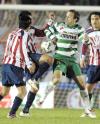 Con el paso de los minutos, los aficionados comenzaron a meterse con el delantero brasileño Eliomar Marcón, quien no ha podido encontrarse con el gol, pidiendo a coro el ingreso de Oribe Peralta, aunque el amazónico le dejó muerto el esférico al “Chato” Rodríguez, ya en tiempo de descuento de los primeros 45 minutos, pero Juan Pablo no pudo controlarlo y se le esfumó una gran oportunidad