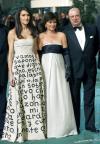 La XXI edición de los Premios Goya se caracterizó, además, con las presencias del mexicano Guillermo del Toro (centro), el alemán Daniel Brühl -vestidos con trajes de Dior- y el estadounidense Viggo Mortensen -de San Lorenzo de Almagro, con un escudo de León en la solapa-, por un componente internacional que dio más glamour en la gala de los premios.


Aquí el mexicano junto a las actrices Ivana Baquero y Maribel Verdú.