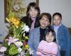 28012007 
Doña María Eugenia junto a su hija Luz Marcela y sus nietos Regina y Katia Ortega.