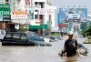 Por otra parte, las lluvias que cayeron elevaron el nivel de las aguas en zonas inundadas de la capital indonesia, mientras las autoridades advertían sobre el peligro de posibles enfermedades, tras inundaciones que han causado por lo menos 44 muertes.