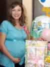 04022007 
Martha Georgina Candelas Ramírez espera el nacimiento de su primera bebita y por ello, sus amigas la acompañaron en la fiesta de canastilla