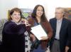 04022007
Laura Eraña y don Ramón Iriarte entregaron el premio a Martha González.
