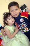 04022007 
Lucy Ruiz Pañol junto a su hermanito, el día de su piñata.