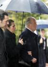 La hermana de la Princesa de Asturias, fallecida a los 31 años, fue incinerada  tras un responso, oficiado por el capellán del Palacio de la Zarzuela en la más estricta intimidad.

Aquí el príncipe de Asturias recibe el pésame de su padre, el rey Juan Carlos.