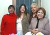 08022007
Vicky, Meleny y Mónica junto a Betty Martínez, en su fiesta de canastilla.
