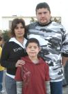 08022007
Miguel Ángel Ramos Salazar junto a sus padres, Alejandro y Sabrina Ramos, quienes le ofrecieron una divertida fiesta por su noveno cumpleaños.