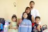 11022007 
Lucy Ruiz Pañol acompañada de sus familiares, en la fiesta que le ofrecieron por su tercer cumpleaños.