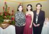 10022007 
 Lorena López Amor al lado de su mamá Pilar Necochea y su suegra Tata Navarro de Fernández