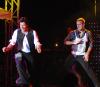 Ocho músicos, una corista y seis bailarines completaron el espectáculo, en donde por supuesto no faltaron sus temas nuevos ni sus éxitos de antaño.