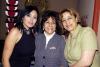 18022007 
Mayra Aquino junto a las anfitrionas de su fiesta, Alejandra Ramos y Mayra Arias.