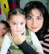 Vicky de Moreno con sus hijos Stephanie y Eduardo Moreno.