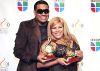 El cantante puertorriqueño Chelo besa su premio.