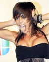 Jacqueline Bracamontes lució muy elegante a su llegada