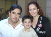 21022007
Sergio Estrella, Carolina Bravo de Estrella y su hijito Sergio, anfitriones de la fiesta.